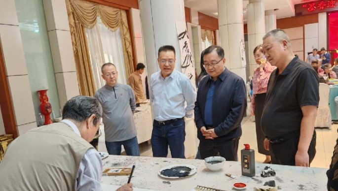 省侨联举办“墨香迎国庆·老侨叙深情”联谊笔会活动